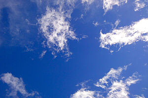 Un ciel bleu avec quelques nuages