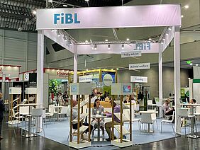 Messestand mit FiBL Logo
