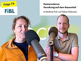 Eine Frau und ein Mann hinter Podcast-Mikrofonen.