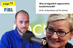 Ein Mann am Podcastmikrofon, dazu ein Foto einer Frau.