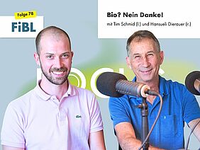 Zwei Männer an Podcast-Mikrofonen.