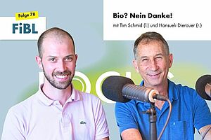 Zwei Männer an Podcast-Mikrofonen.