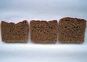 Drei angeschnittene Brote nebeneinander