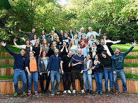 Gruppenfoto von Männern und Frauen.