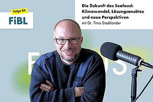 Ein Mann an einem Podcast-Mikrofon.