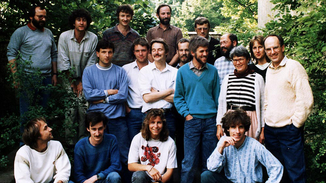 Teamfoto im Grünen.