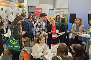 Menschen auf einer Messe.