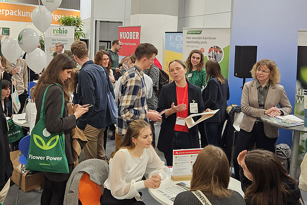 Menschen auf einer Messe.