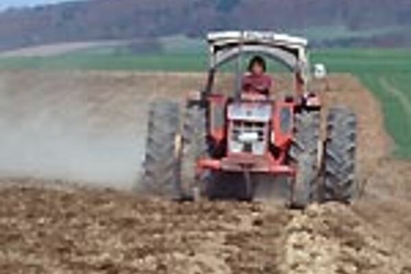 Traktor bei der Bodenbearbeitung