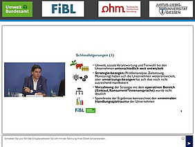 Screenshot einer Online-Veranstaltung, links ein Mann an einem Podium, rechts eine PowerPoint-Präsentation.