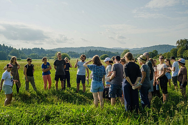 Eine Gruppe von Menschen auf einem Feld.