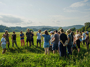 Eine Gruppe von Menschen auf einem Feld.