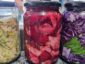 Drei Gläser mit fermentiertem Gemüse.