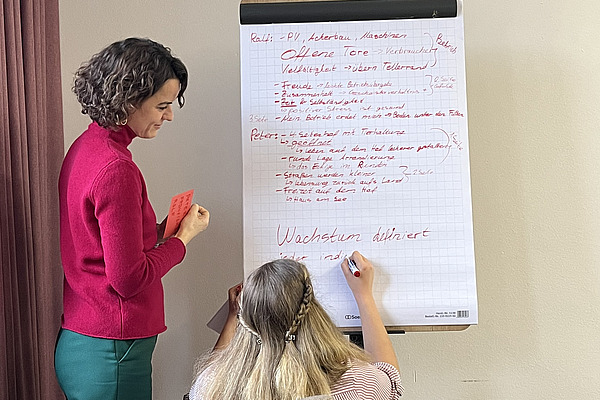 zwei Frauen an einem Flipchart