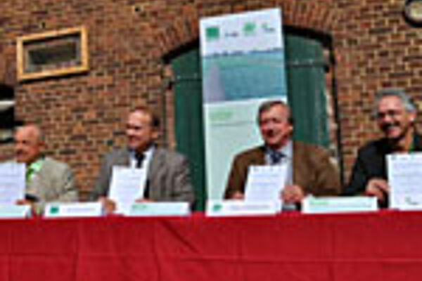 Dr. Robert Hermanowski, Thomas Dosch, Hans Hohenester, Dr. Uli Zerger (von links nach rechts) nach Vertragsunterzeichnung