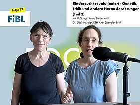 Zwei Frauen an einem Podcast-Mikrofon.