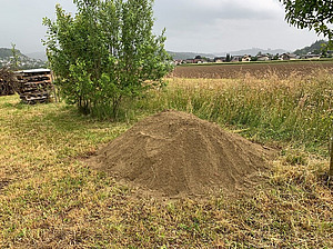 Ein Sandhaufen auf einem Feld.