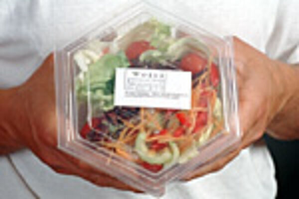 Geschnittener Salat in Plastikschale