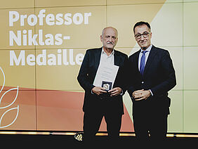 Zwei Männer mit Medaille.